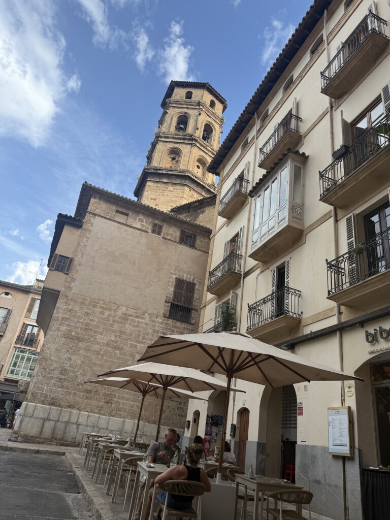 Outdoor seating at Lili’s bar – chic and casual pre-meal drinks destination in Palma