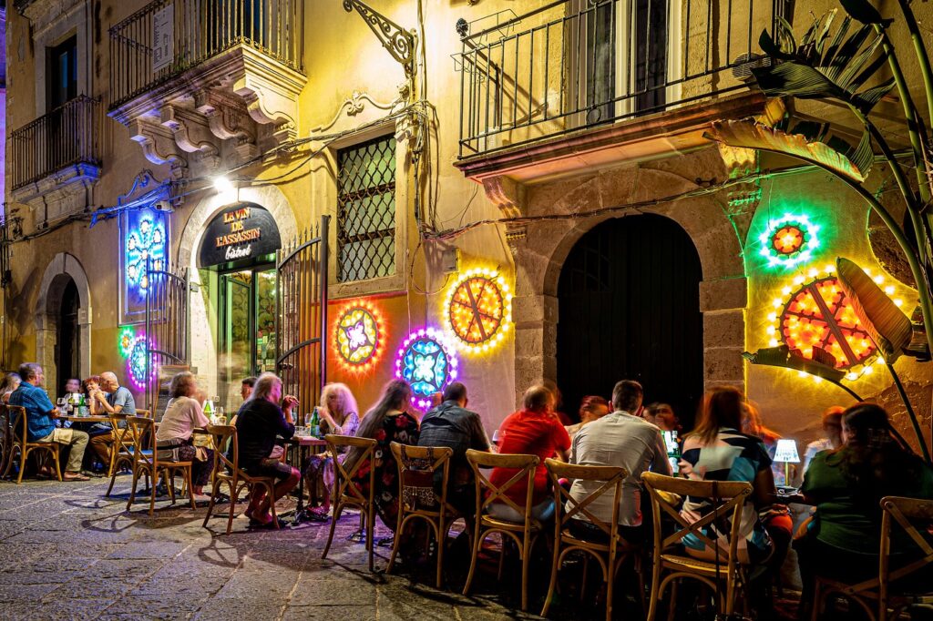 Exterior of Le Vin de L’Assassin Bistrot — where to eat in Ortigia for French-Sicilian flair