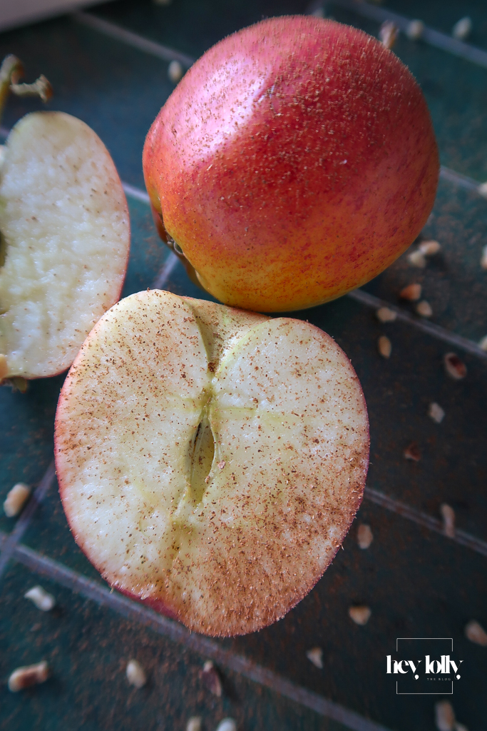 ggala apples with a dusting of cinnamon